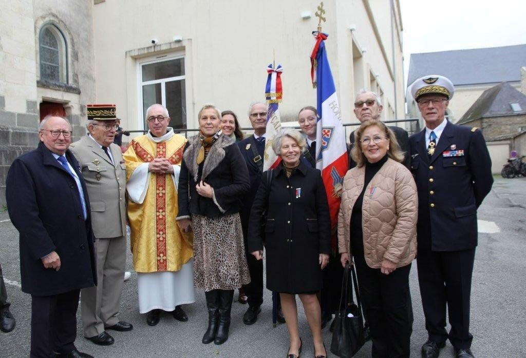 un aperçu des participants de la section SMLH du Morbihan : en tenue, le gal(2s terre) Decourtis et le gal(2s air) Prévost, au centre mesdames Duro et Beaugrand